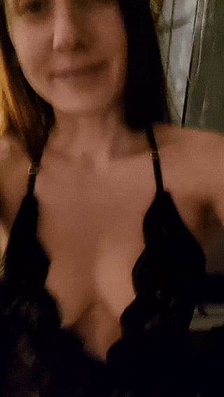Ich hab immer noch keine süße Dreh & Shootingpartnerin 😭 Ich möchte doch nur gerne mit einer außen Frau vor der Cam sein 🥰 Das kann doch nicht zu viel verlangt sein? 😁 Genießt das Wetter 🌞🥰'