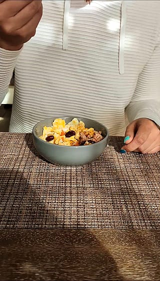 Schlimm, wenn ich dich beim Frühstück ablenke?(f)'