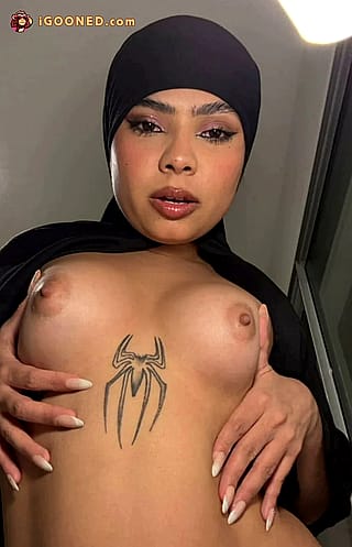 Slutty Teen Spreading Her Juicy Pussy for Your Goon Session