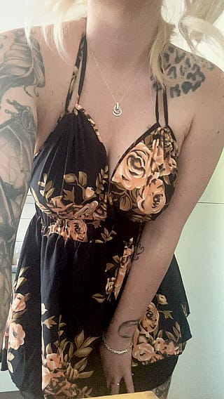 Heute einfach extrem horny aufgewacht und daher nix drunter an. Gleich zu Arbeit und dann?'